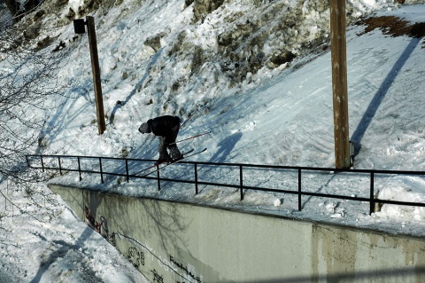 Using my new nikon D70 during a urban jib session for the Paralines film.