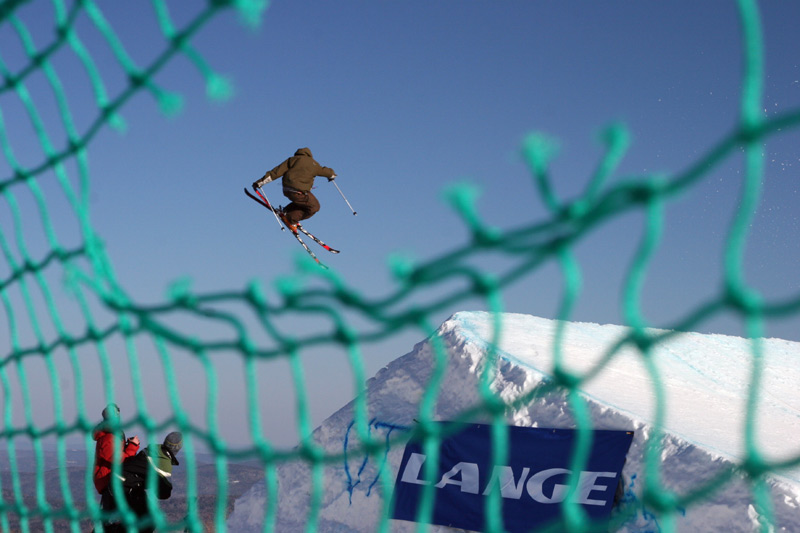 VT Open hiding behind the snow fence