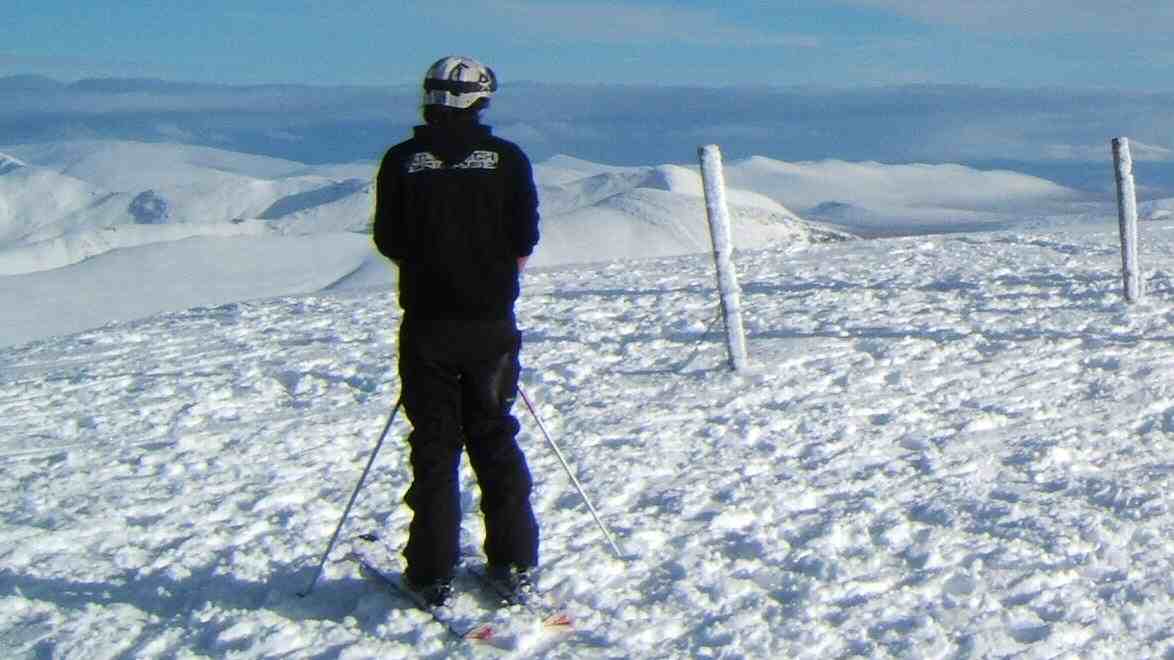 what you cant see is the waist deep pow over the edge, the posts mark the patrol boundary
