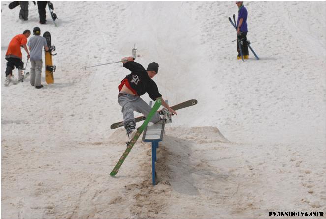 Why he only got one ski on?